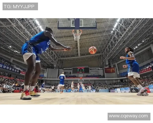 明星挑战篮球框极限瞬间视频引发热议与讨论